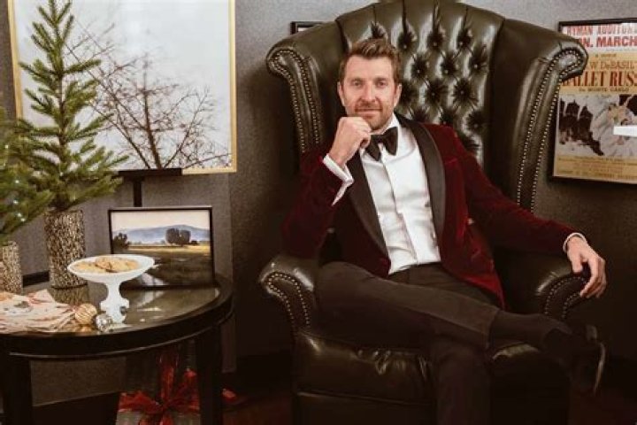
Brett Eldredge on Giving Back, Dressing Up and ‘Bringing Some Joy’ on His Holiday Tour 